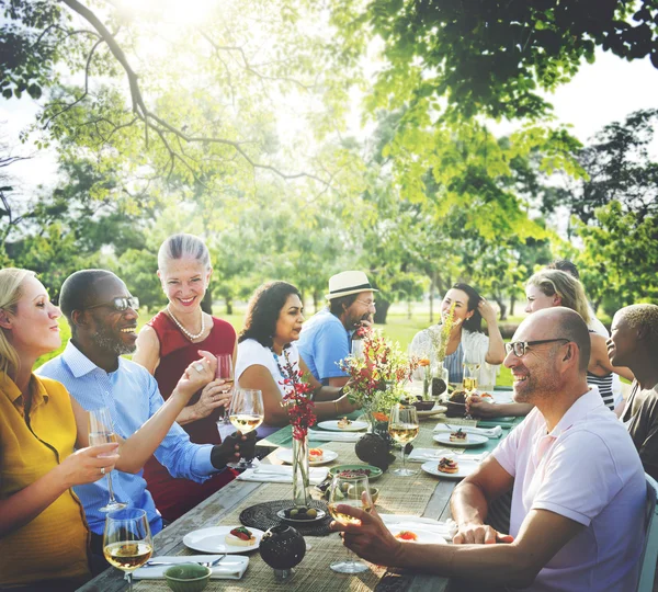 Grup insanlar üzerinde piknik — Stok fotoğraf