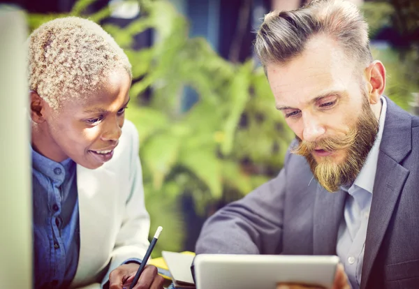 Geschäftsleute im Büro — Stockfoto