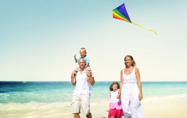 Szczęśliwa rodzina wyglądający zabawny w koncepcję wakacji — Zdjęcie stockowe