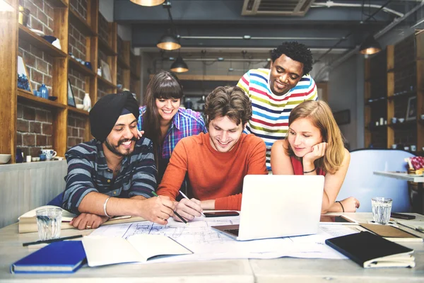 Groupe de personnes diverses travaillant ensemble — Photo