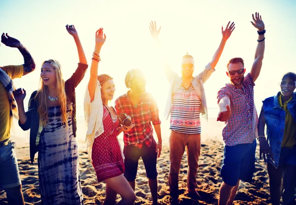Vänner umgås på beach party — Stockfoto
