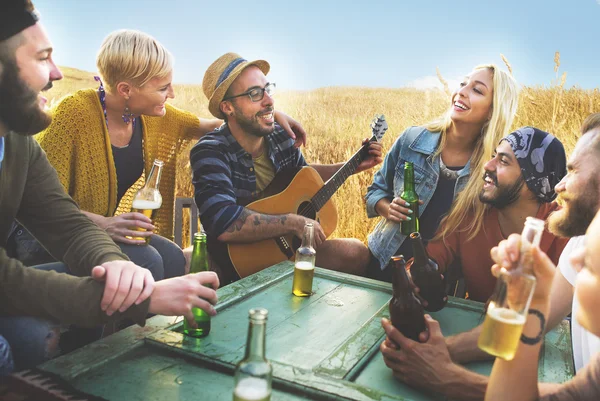 Vrienden opknoping uit bij Outdoors partij — Stockfoto