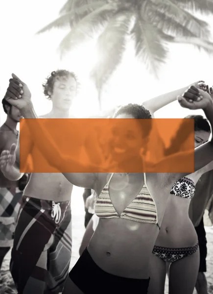 Menschen feiern beim Strandsommerfest-Konzept — Stockfoto