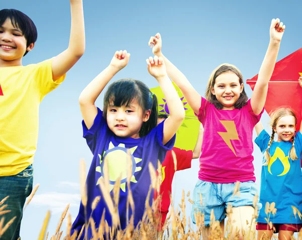 Enfants jouant cerfs-volants — Photo