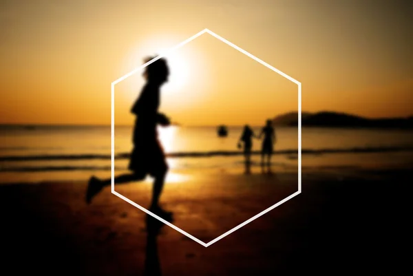 Мужчина бегает по пляжу на закате — стоковое фото