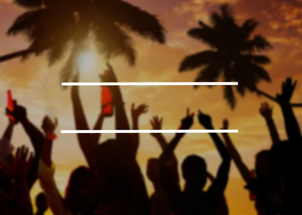 Люди святкують на пляжі літо Party Concept — стокове фото