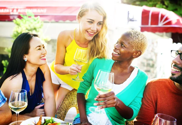 Freunde hängen bei Outdoor-Party ab — Stockfoto