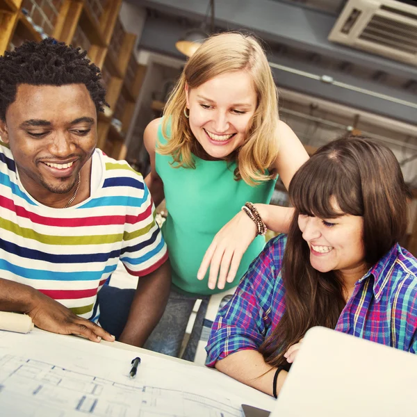 Gruppe unterschiedlicher Menschen, die zusammenarbeiten — Stockfoto