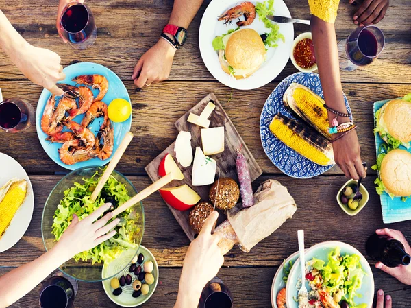 Heerlijk eten op tafel — Stockfoto