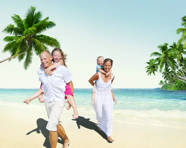 Gelukkige familie op zoek speels op vakantie Concept — Stockfoto