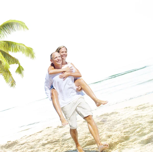 Coppia a Beach Bonding Incontri Concetto — Foto Stock