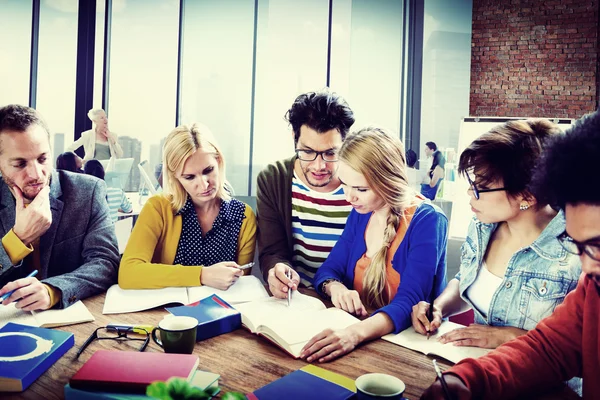 Conceito de Brainstorming de Pessoas Casuais — Fotografia de Stock