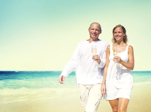 Paar op strand verlijmen Dating Concept — Stockfoto