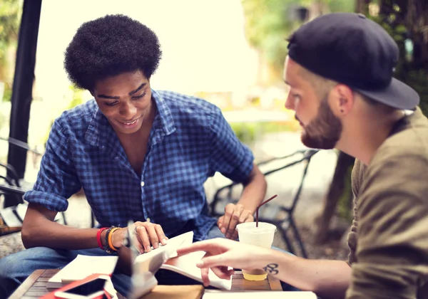 Studenten lernen gemeinsam — Stockfoto