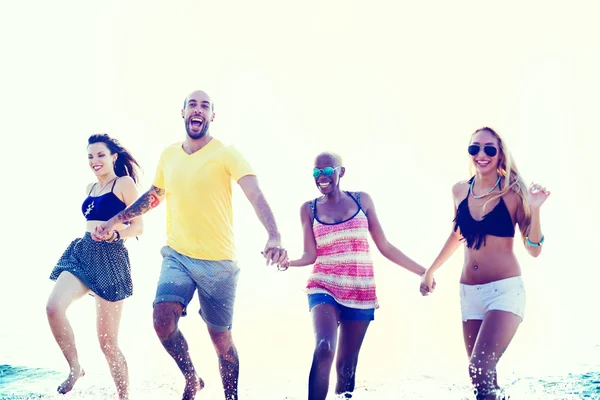Šťastní přátelé baví na pláži — Stock fotografie