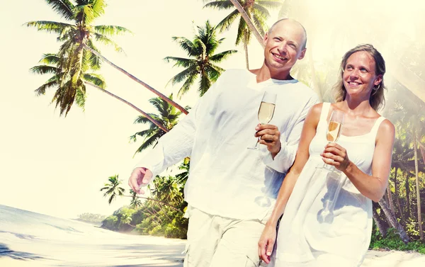夫妇蜜月在热带海滩概念 — 图库照片