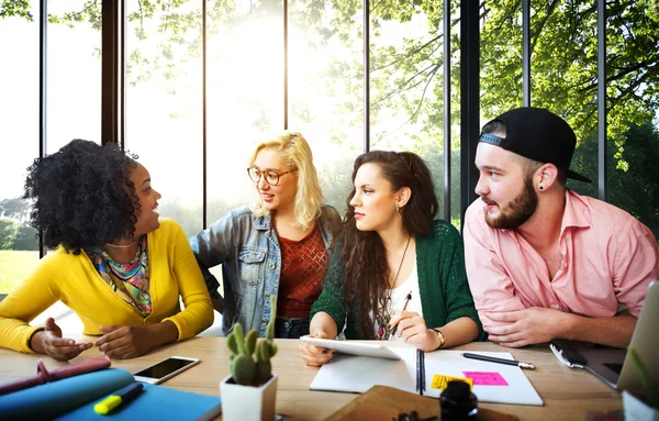 Uiteenlopende studenten brainstormen in klas — Stockfoto