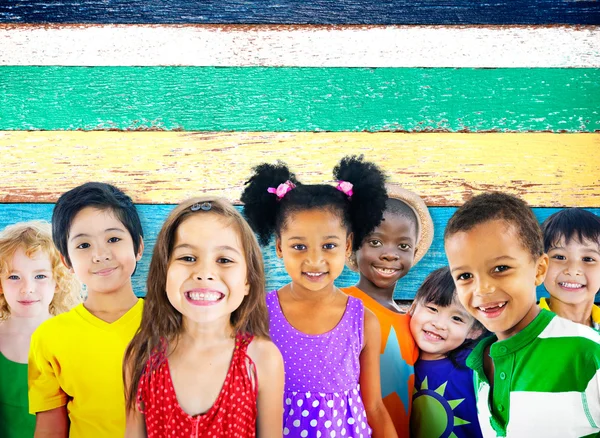 Lindos niños diversos sonriendo — Foto de Stock