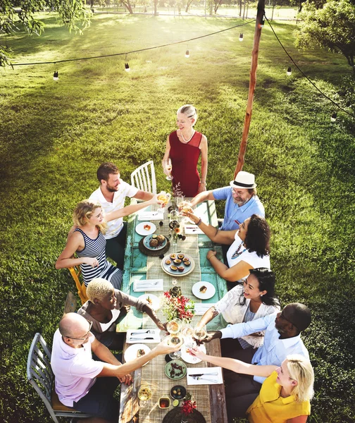Группа людей на пикнике — стоковое фото