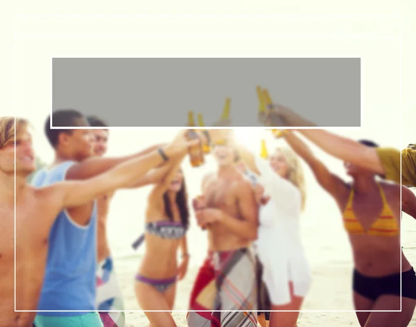 Les gens qui célèbrent à la plage Summer Party Concept — Photo