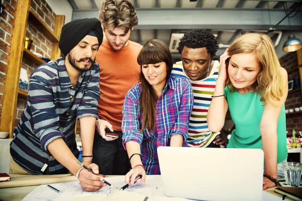 Groupe de personnes diverses travaillant ensemble — Photo