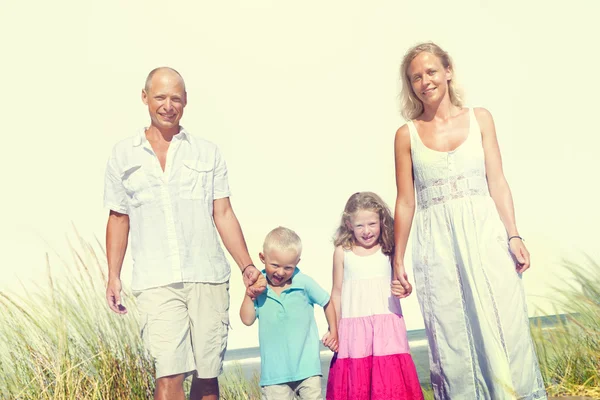 Família na praia no conceito de férias — Fotografia de Stock