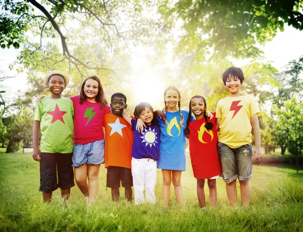 Amicizia e solidarietà dei bambini — Foto Stock