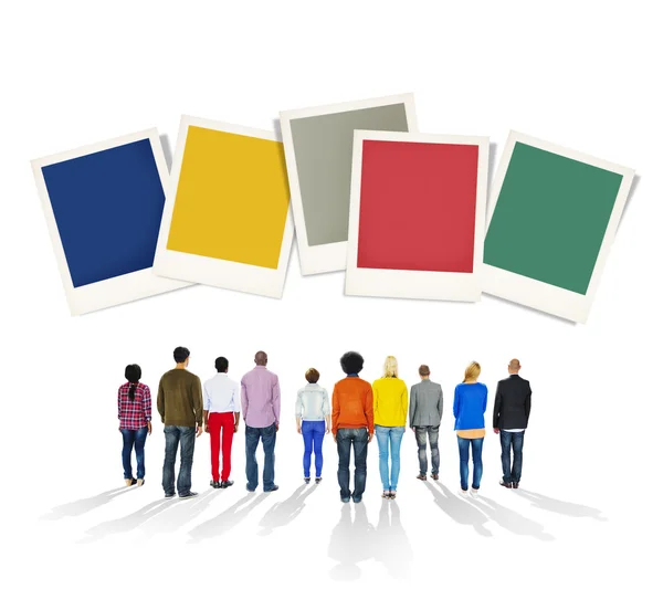 Grupo de personas con papeles polaroid — Foto de Stock