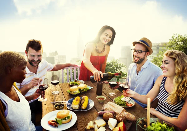 Amigos comemorando no telhado — Fotografia de Stock