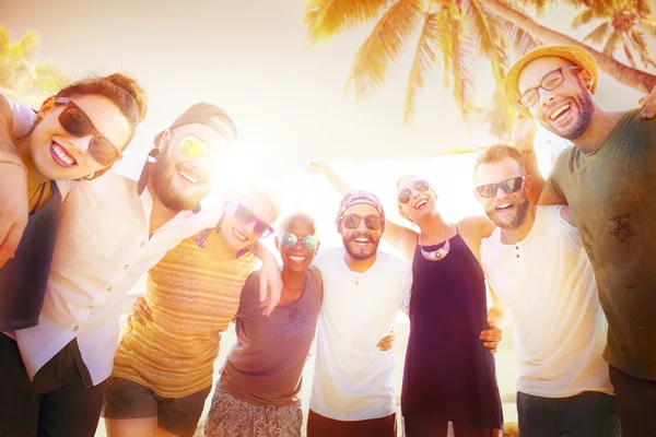 Amici appendere fuori sulla festa in spiaggia — Foto Stock