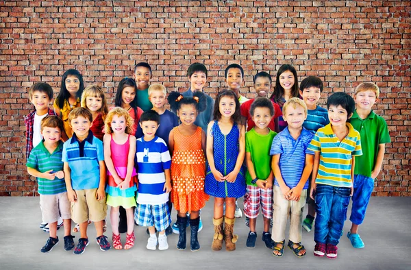 Adorables niños sonrientes — Foto de Stock