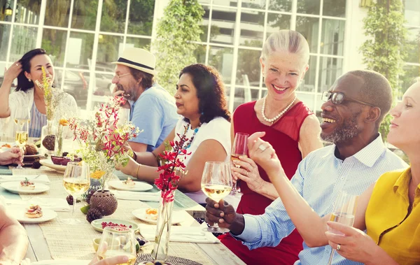 Grupo de personas en el picnic —  Fotos de Stock