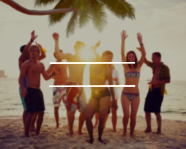 İnsanlar kutlayan plaj yaz parti kavramı — Stok fotoğraf