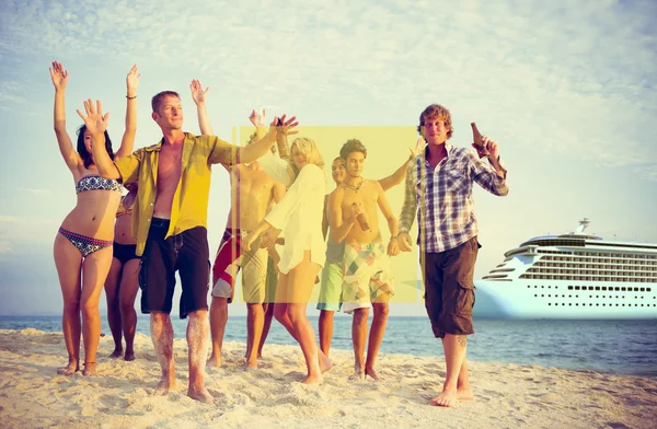 Menschen feiern beim Strandsommerfest-Konzept — Stockfoto