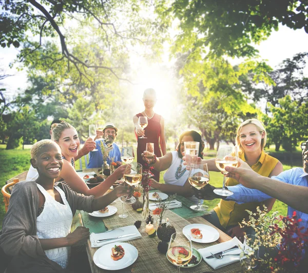 Skupina lidí na piknik — Stock fotografie