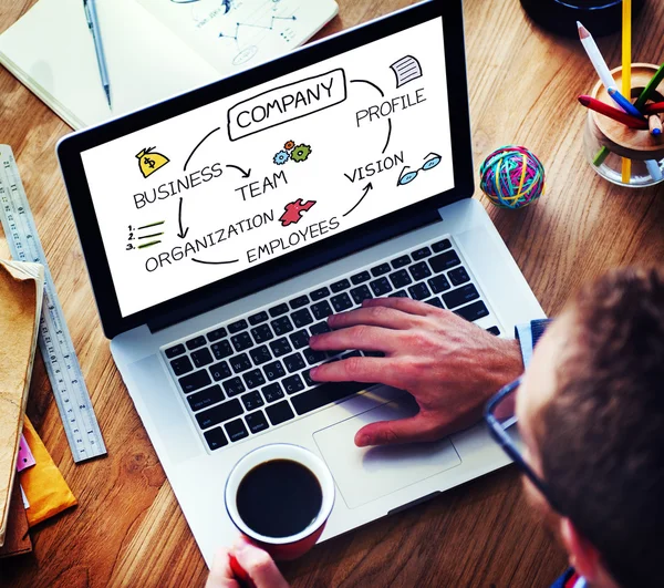 Hombre usando el ordenador portátil y el concepto de empresa — Foto de Stock