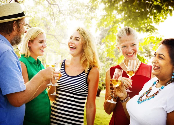 Groep mensen op picknick — Stockfoto