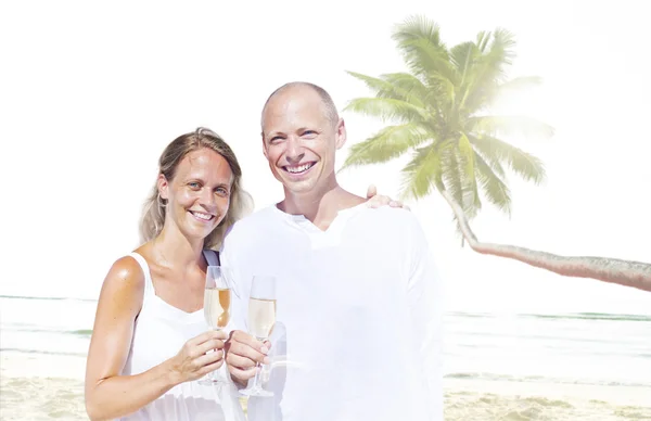 蜜月旅行的情侣在夏日海滩概念 — 图库照片