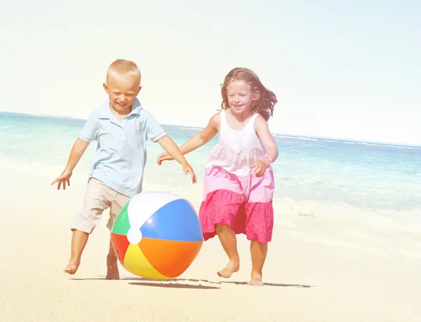Kinder spielen am Strand — Stockfoto