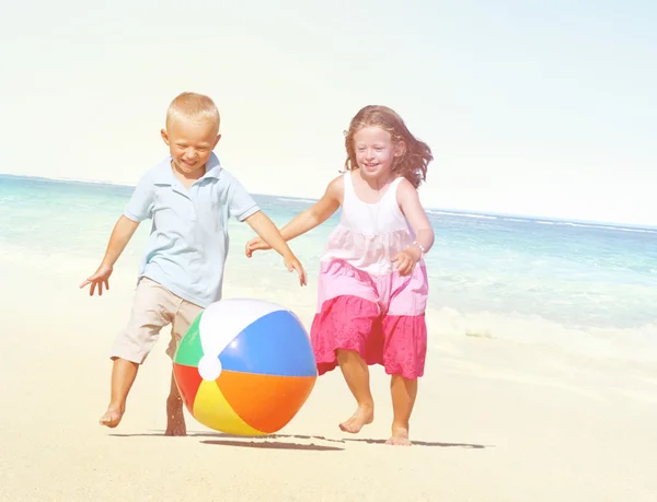 Bambini che giocano al Beach Concept — Foto Stock