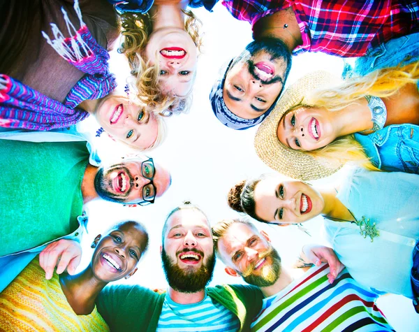 Amigos saindo ao ar livre juntos — Fotografia de Stock