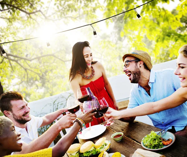 Amis traînant à la fête en plein air — Photo