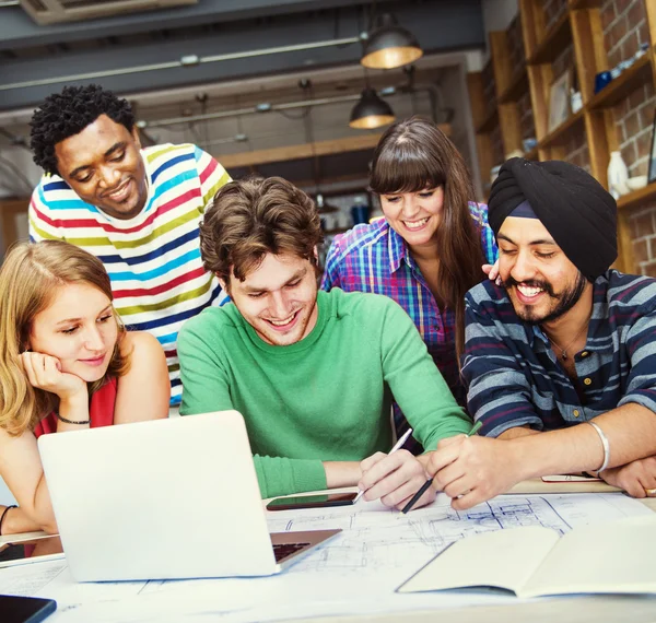 Groupe de personnes diverses travaillant ensemble — Photo