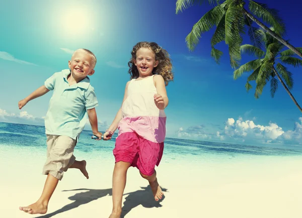 Kinder spielen am Strand, Sommerkonzept — Stockfoto