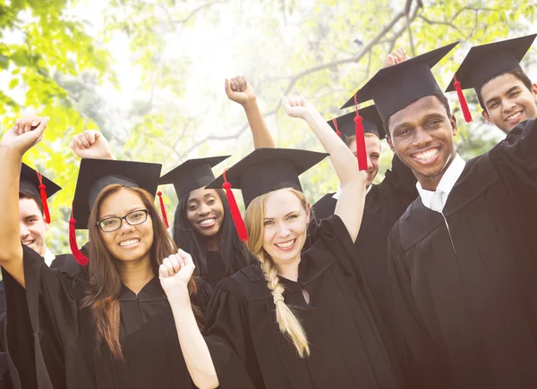 Diversiteit studenten afstuderen Concept vieren — Stockfoto