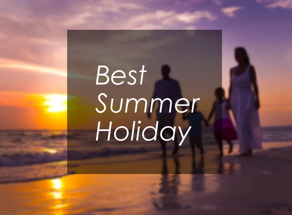 Family walking on the beach — Stock Photo, Image