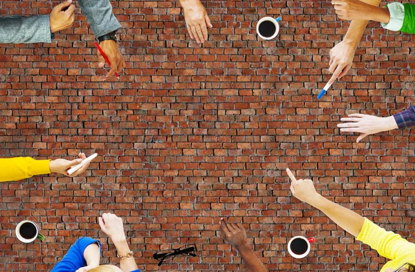 Studenten brainstormen aan balie — Stockfoto