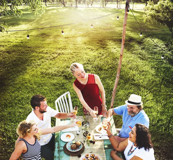 Groupe de personnes sur pique-nique — Photo