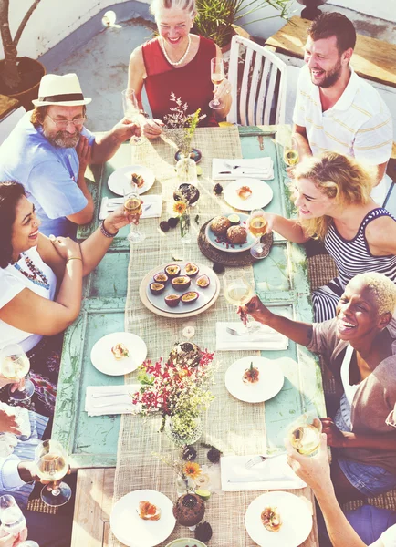 Groep mensen op picknick — Stockfoto