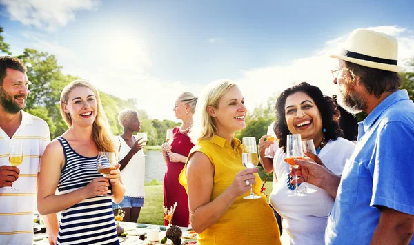 Gruppenmitglieder beim Picknick — Stockfoto